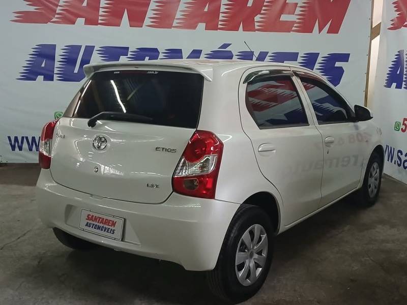 TOYOTA - ETIOS - 2015/2016 - Branca - R$ 49.900,00