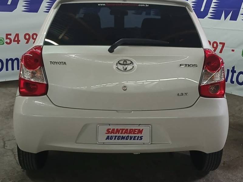 TOYOTA - ETIOS - 2015/2016 - Branca - R$ 49.900,00