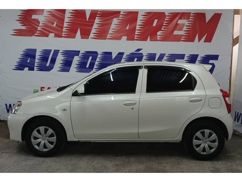 TOYOTA - ETIOS - 2015/2016 - Branca - R$ 49.900,00