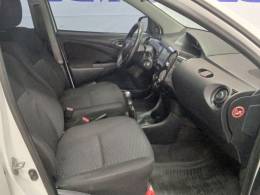 TOYOTA - ETIOS - 2015/2016 - Branca - R$ 49.900,00
