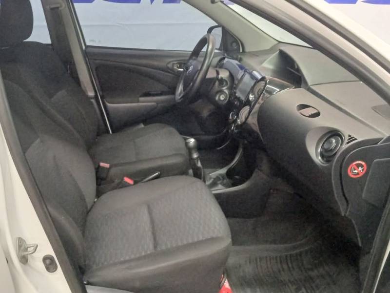 TOYOTA - ETIOS - 2015/2016 - Branca - R$ 49.900,00