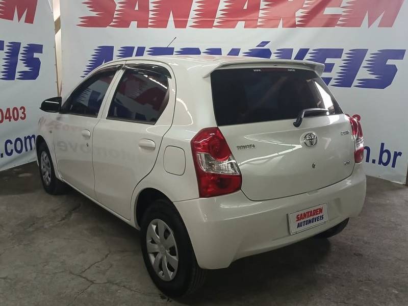TOYOTA - ETIOS - 2015/2016 - Branca - R$ 49.900,00