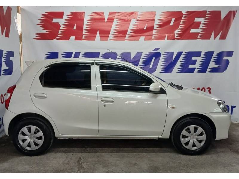 TOYOTA - ETIOS - 2015/2016 - Branca - R$ 49.900,00