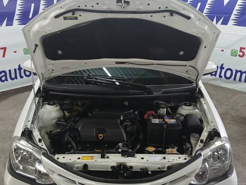 TOYOTA - ETIOS - 2015/2016 - Branca - R$ 49.900,00