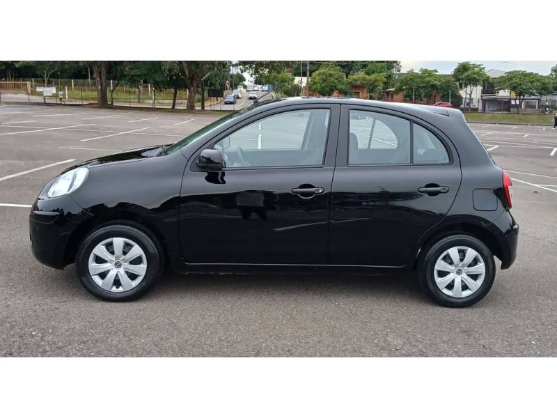 NISSAN - MARCH - 2012/2013 - Preta - R$ 35.900,00