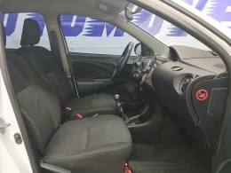 TOYOTA - ETIOS - 2015/2016 - Branca - R$ 49.900,00
